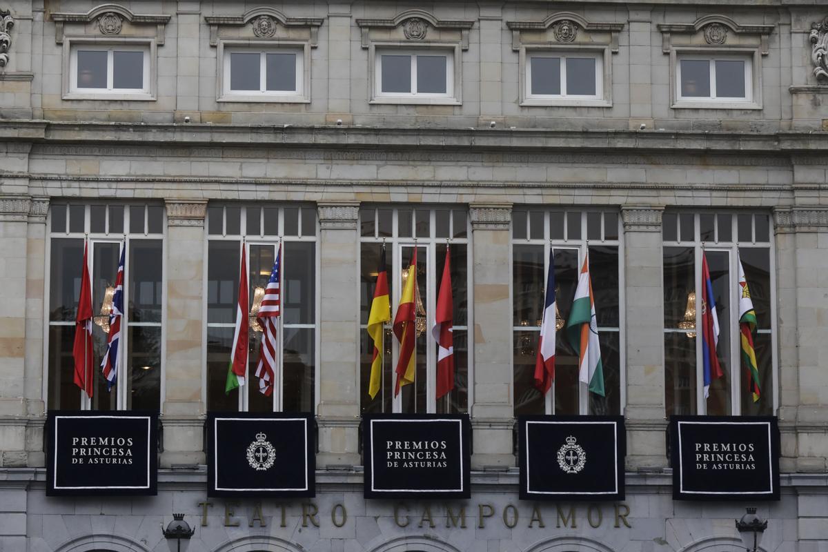 Ambiente en el entorno del Campoamor: republicanos, antisatánicos y muchos aplausos y vítores a Familia Real y premiados Ambiente en el entorno del Campoamor: republicanos, antisatánicos y muchos aplausos y vítores a Familia Real y premiados