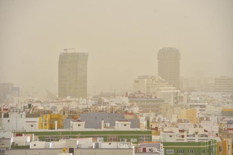 22-02-2020 LAS PALMAS DE GRAN CANARIA. Calima cubre la ciudad, vista desde Las Coloradas  | 22/02/2020 | Fotógrafo: Andrés Cruz