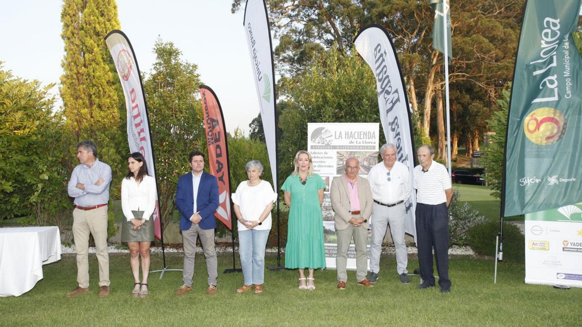 Patrocinadores y Autoridades. Por la izquierda, Enrique Álvarez (Unicaja Banco), Aida Nuño (directora general de Deporte), Eloy Méndez (redactor jefe de LA NUEVA ESPAÑA), la alcaldesa Ana González, Esperanza Vallina (Embutidos Vallina), Miguel González (Cyasa), Eduardo Suárez (gerente de LA NUEVA ESPAÑA) y Moisés Álvarez (Carl’s Jr.). | F. R.