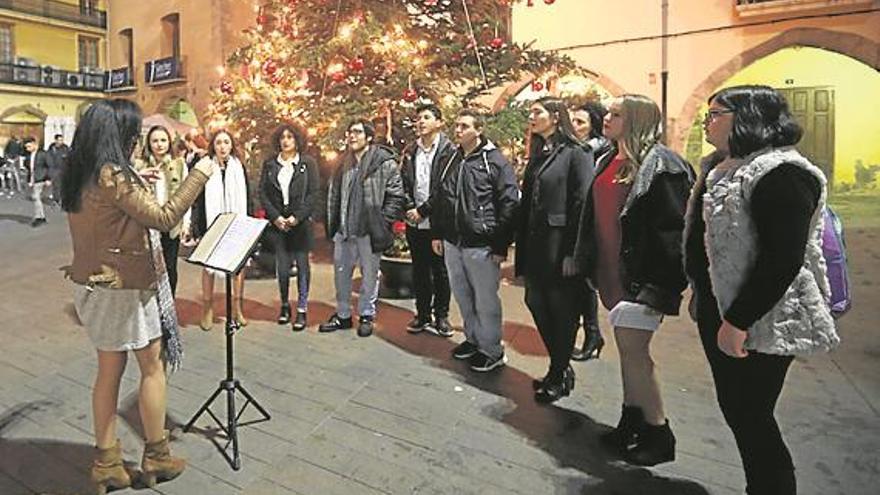 Decenas de voces cantan a la Navidad