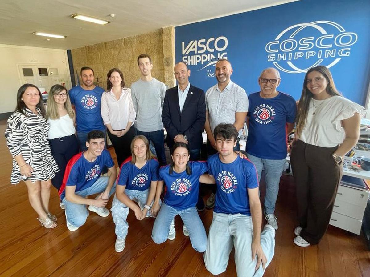 Miembros del Seis do Nadal, en la visita a Vasco Shipping.