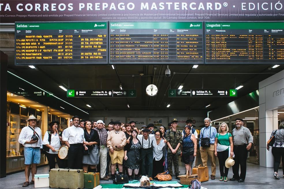 'Milana bonita' reivindica un tren digno para Extremadura en la estación de Atocha en Madrid