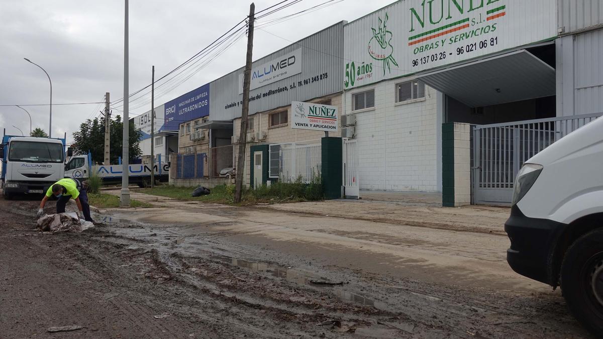 Limpieza de barro en la calle Ciudad de Barcelona
