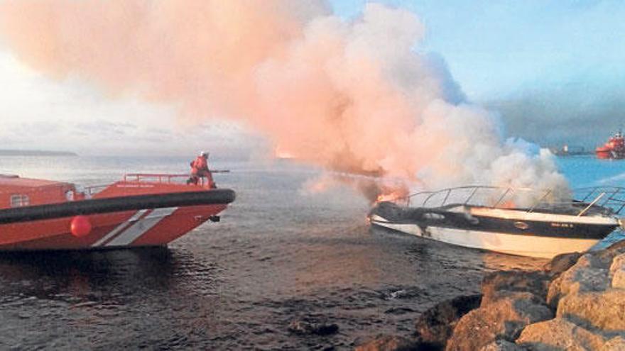 Bomberos y Salvamento Marítimo sofocan el fuego.