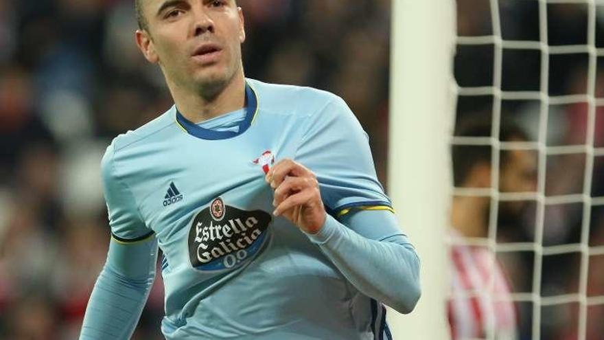 Iago Aspas celebra un gol en San Mamés. // LOF