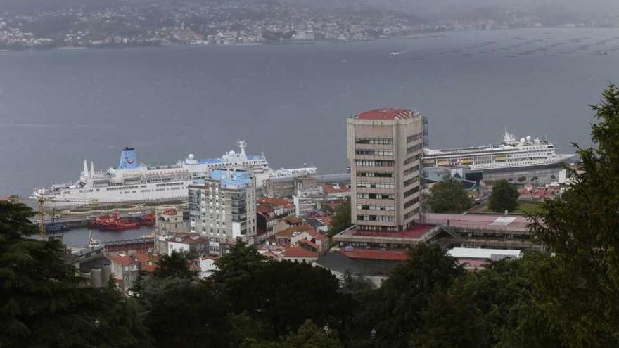 Los dos cruceros atracados ayer en la Estación Marítima fotografiados desde O Castro. // A. Irago