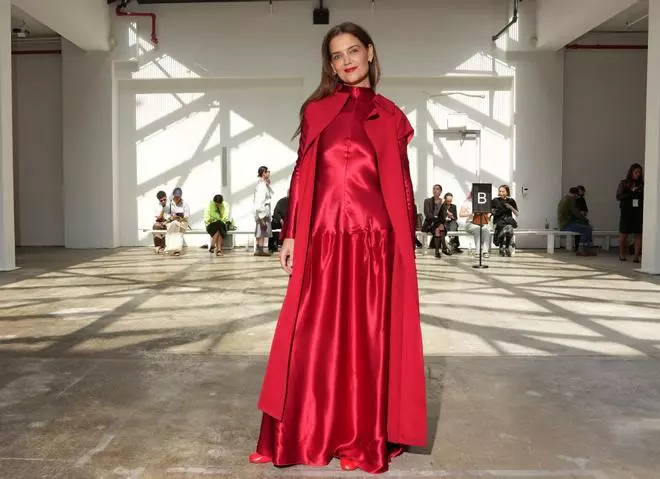 Katie Holmes se viste de Caperucita Roja y arrasa con el look más llamativo de 'New York Fashion Week'