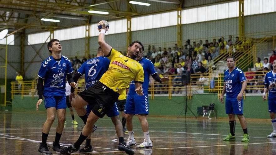 Iago Cuadrado, del Carnes do Ribeiro, lanza a portería, ayer, en O Consello. // Enzo Sarmiento