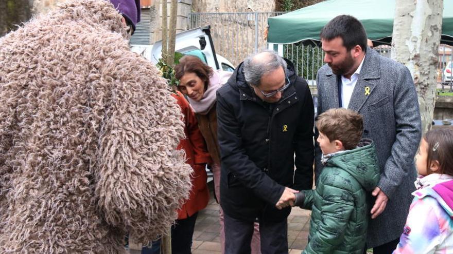 Quim Torra parlant amb una infants a la Fira de Santa Llúcia de Prats de Lluçanès