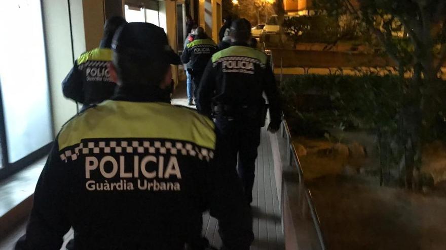 Els agents, durant la inspecció d&#039;un dels bars de Juncària Parc Bosc