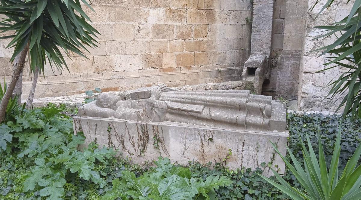 L’estàtua jacent que reprodueix el sepulcre de Guillem de Montgrí a la catedral de Girona: es troba als jardins de la catedral de Tarragona i el 1970 la Diputació de Tarragona en regalà una rèplica a l’Ajuntament d’Eivissa. / F. C.