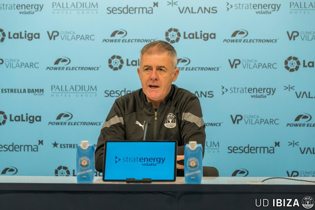 Lucas Alcaraz, entrenado de la UD Ibiza, en la rueda de prensa de este viernes previa al duelo del sábado contra el Villarreal B.