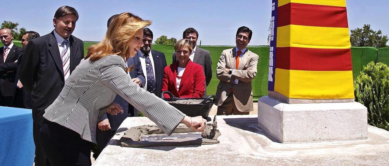 Maria Antonia Munar, en el año 2004, poniendo la primera piedra de la polémica carretera.