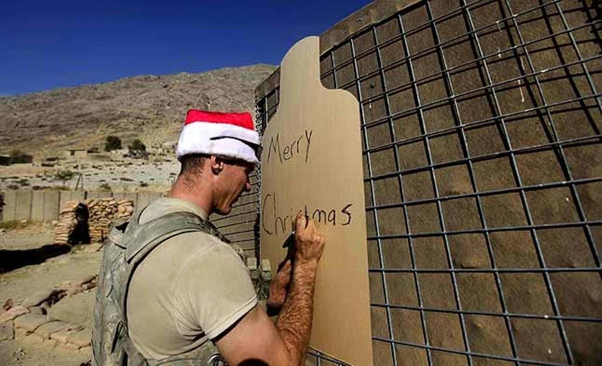 Un militar escriu un missatge de Nadal en un cartró a l’est de l’Afganistan, a prop de la frontera amb el Pakistan.