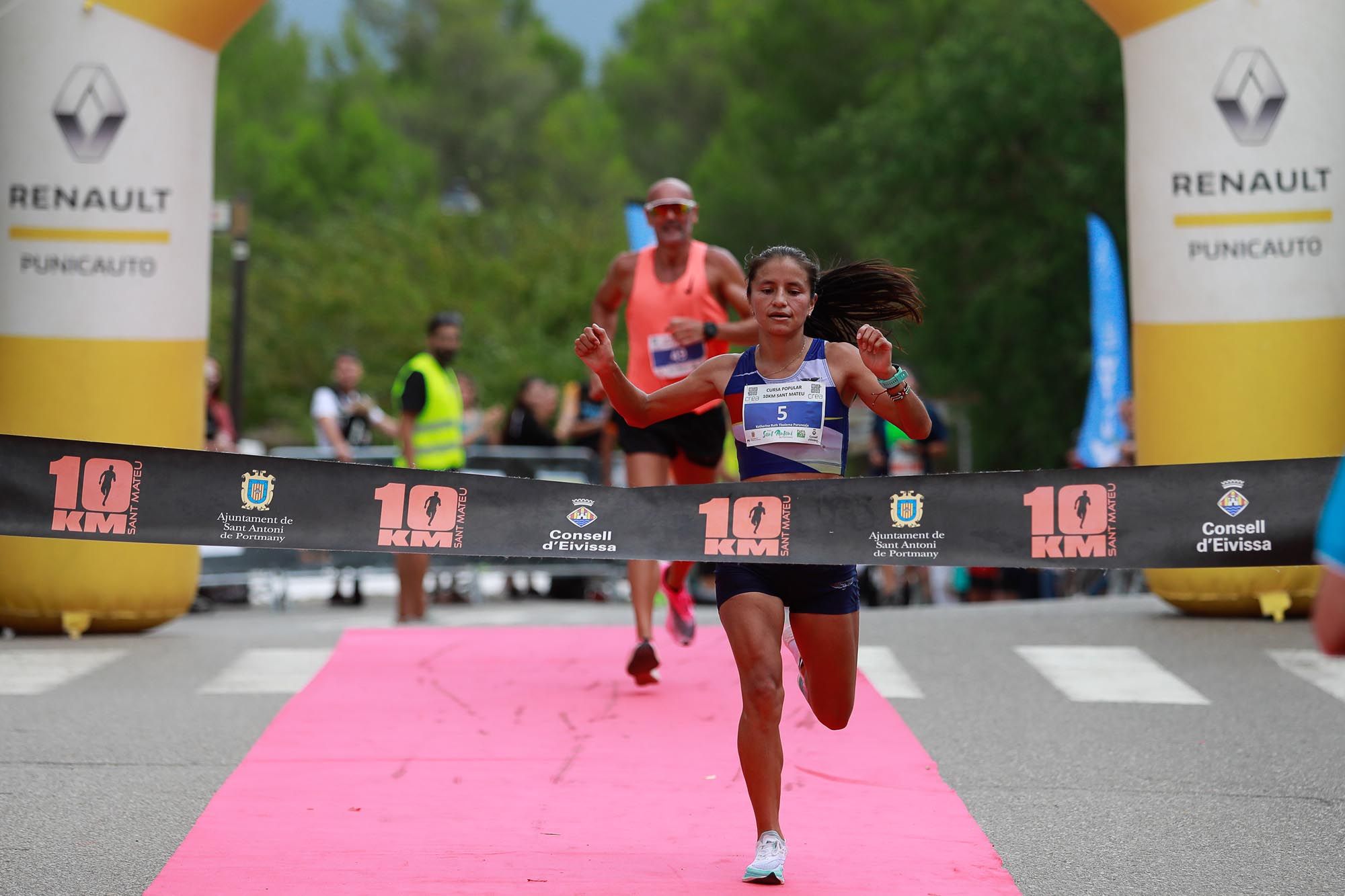 Búscate en la galería de imágenes de la Cursa 10K Pla de Sant Mateu