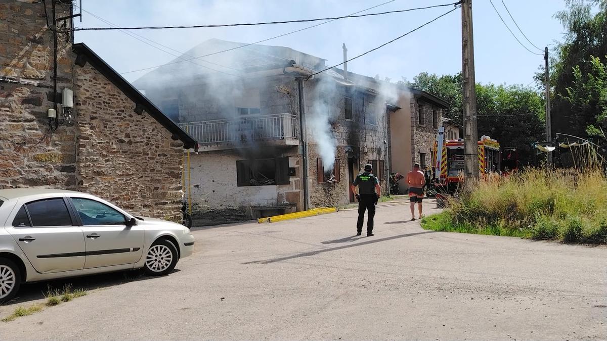 GALERÍA | Incendio en una vivienda de Barrio de Lomba