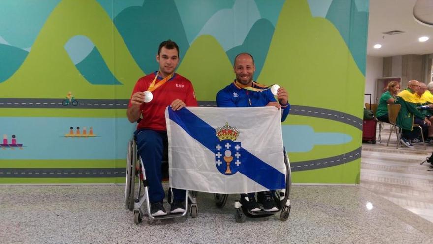 Alejos y Mouriz, con su plata de baloncesto, antes de viajar.