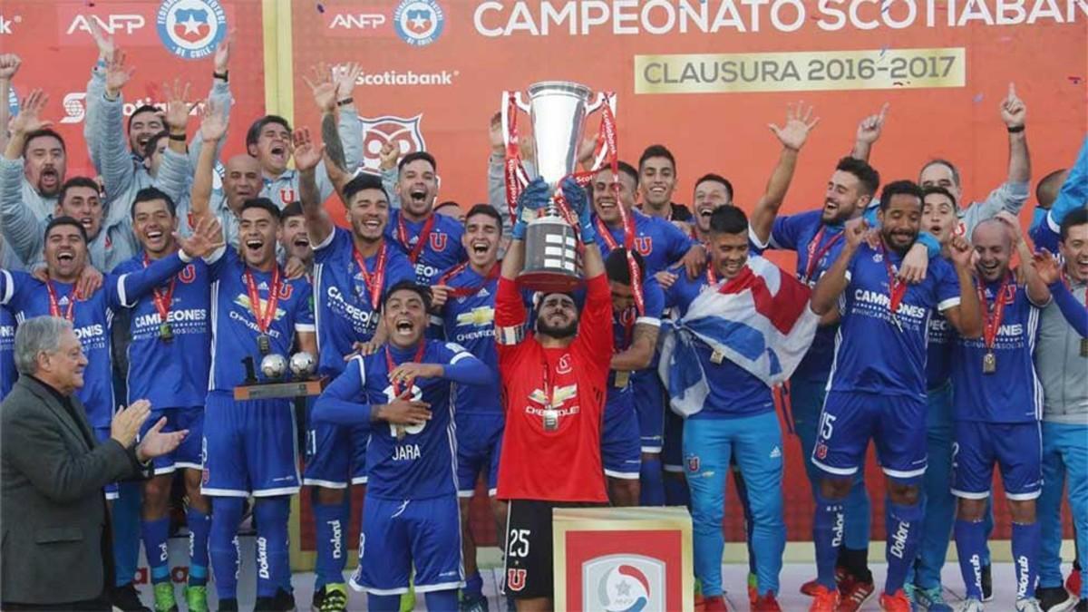 El capitán de la Universidad de Chile, Jhonny Herrera, recibe el trofeo del torneo Clausura