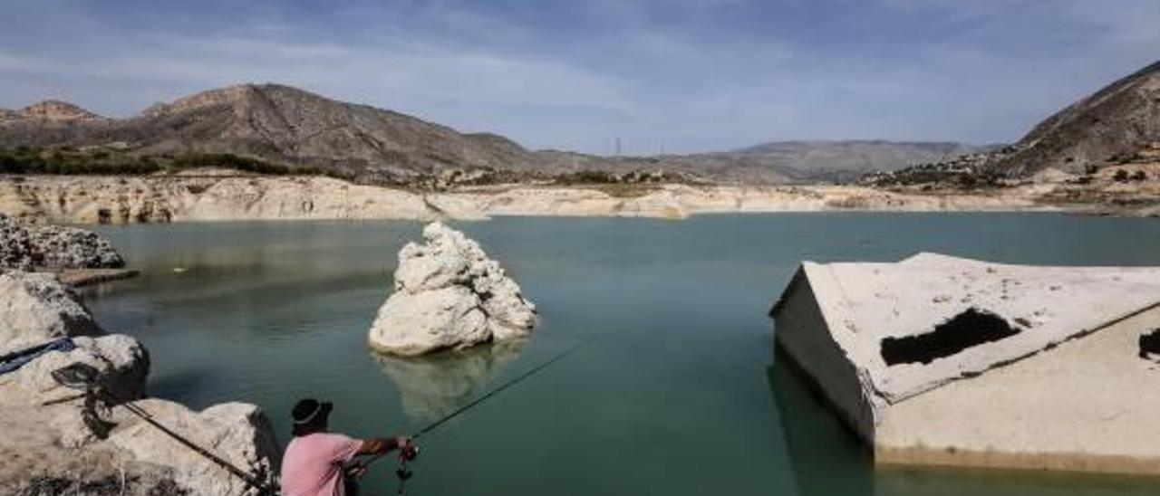 La sequía y el mayor consumo de agua obligan a la Marina Baixa a solicitar otro trasvase