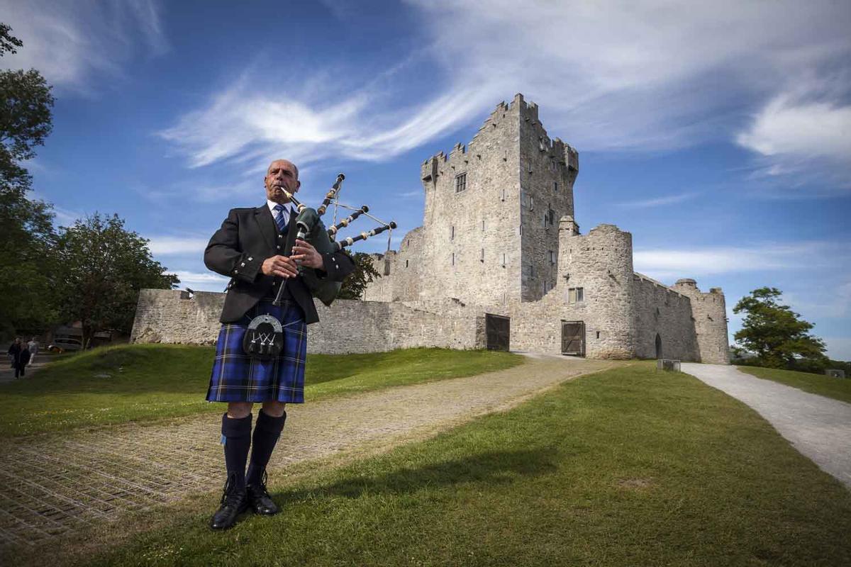 Gaitero frente a Ross Castle.
