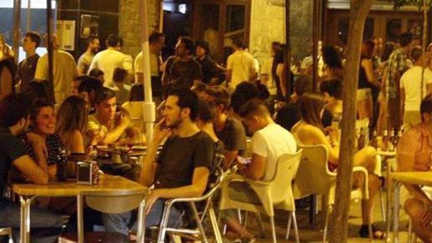 Gente disfrutando en una terraza de un local de Murcia.