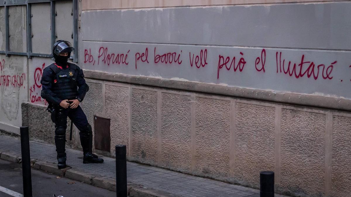 Inmediaciones del Estudi 9 de Santa Coloma, durante el desalojo de este jueves 30 de noviembre