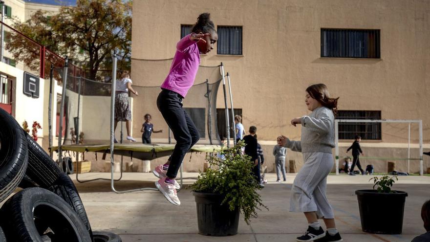 Dos niñas juegan en el patio, que en el CEIP Verge de Lluc es espacio de diversión y también de aprendizaje.