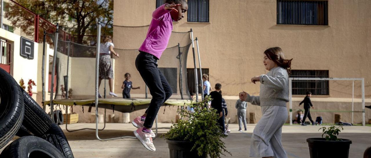 Dos niñas juegan en el patio, que en el CEIP Verge de Lluc es espacio de diversión y también de aprendizaje.