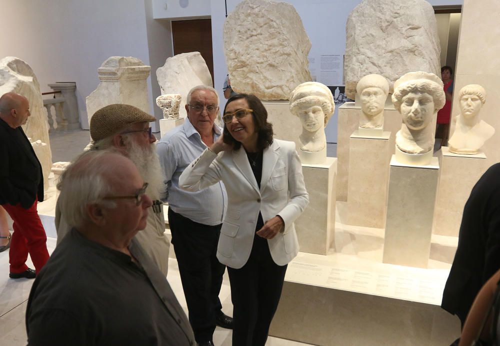 Rosa Aguilar, acompañada por integrantes de la Plataforma de la Aduana y la Asociación de Amigos del Museo de Málaga, ha visitado las instalaciones que, por el momento, siguen sin fecha de apertura co