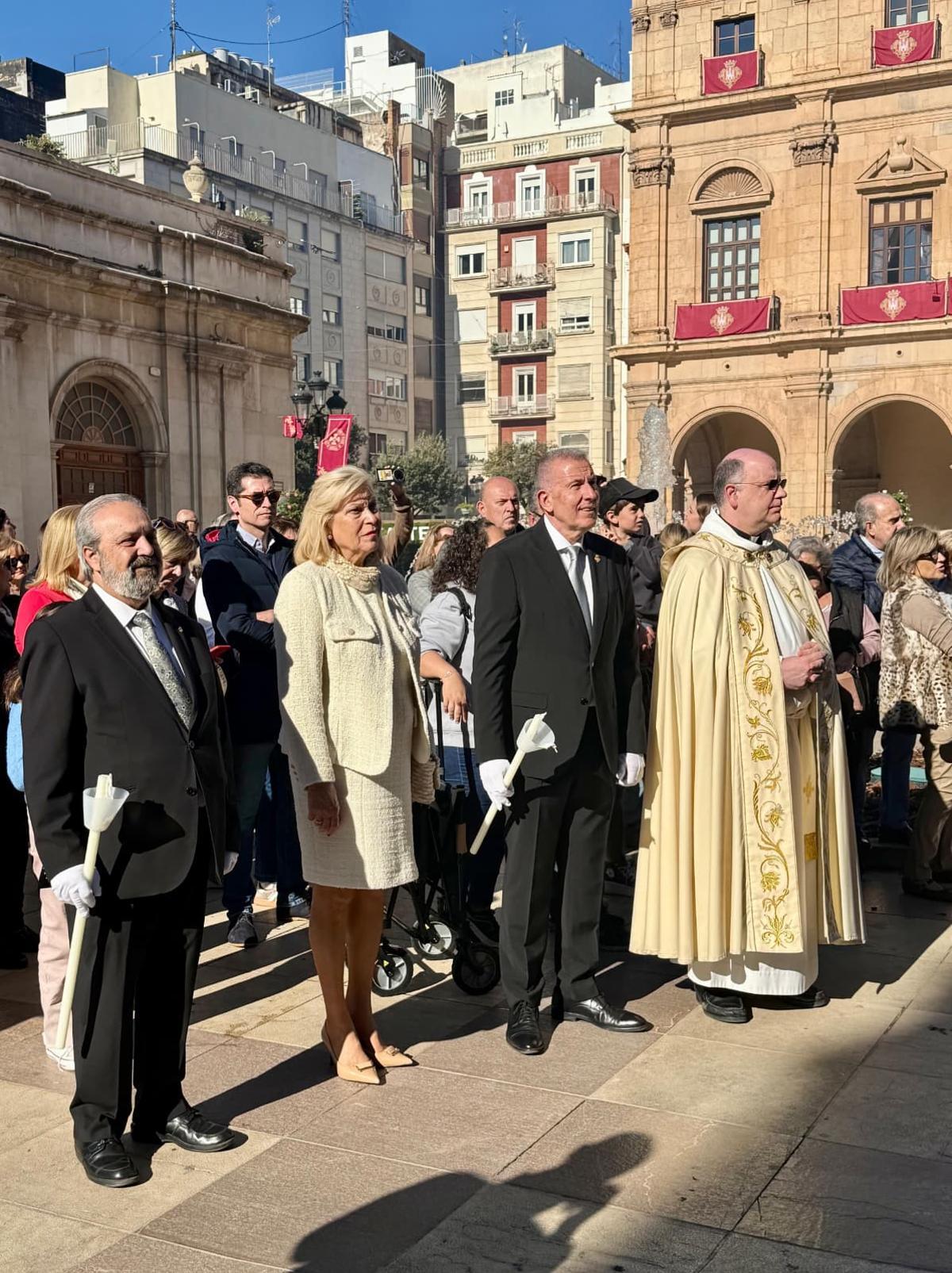Los representantes municipales, en la plaza Mayor.
