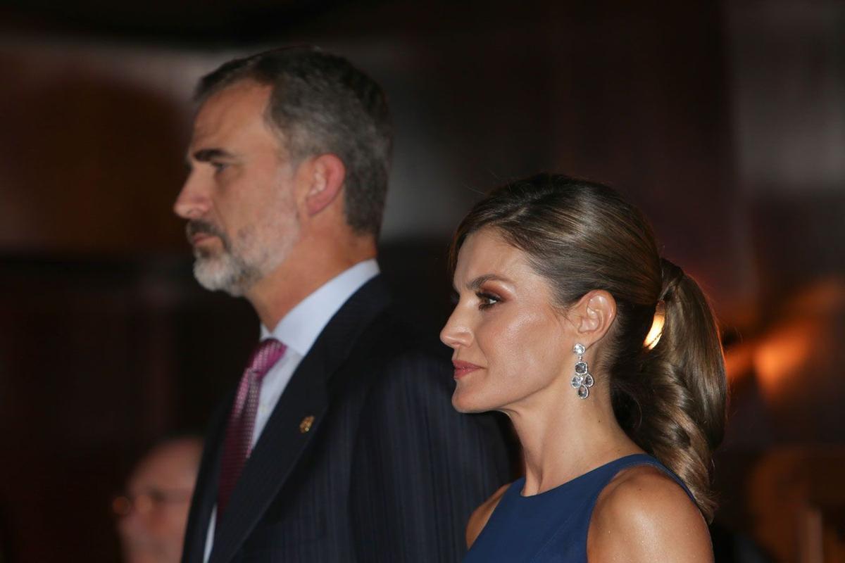 Letizia Ortiz junto a Felipe VI con maquillaje naranja en el concierto previo a los Premios Princesa de Asturias