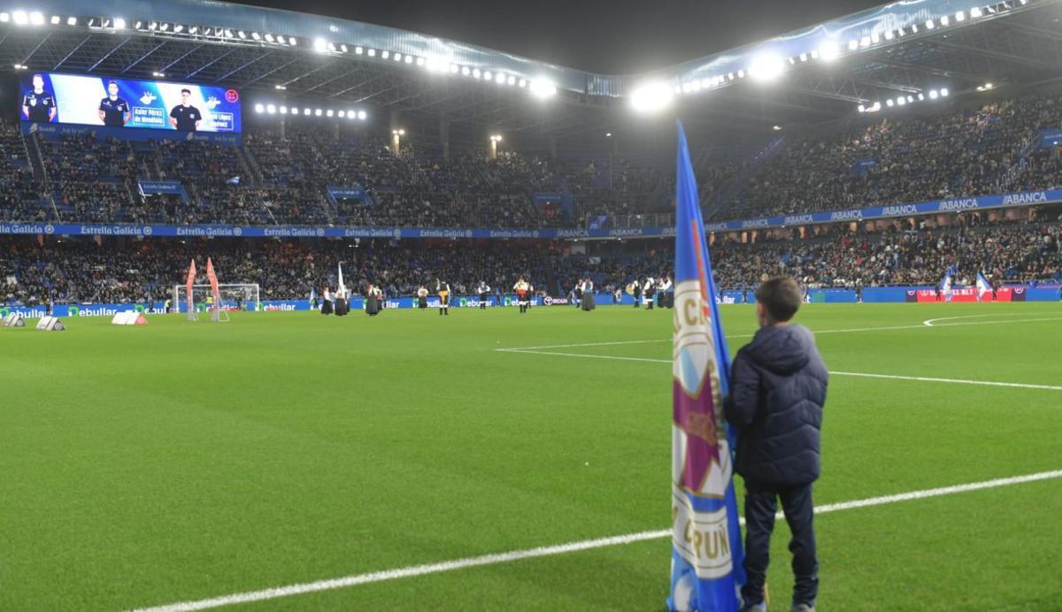 Entre la quedada frustrada y la magia de un Riazor pleno