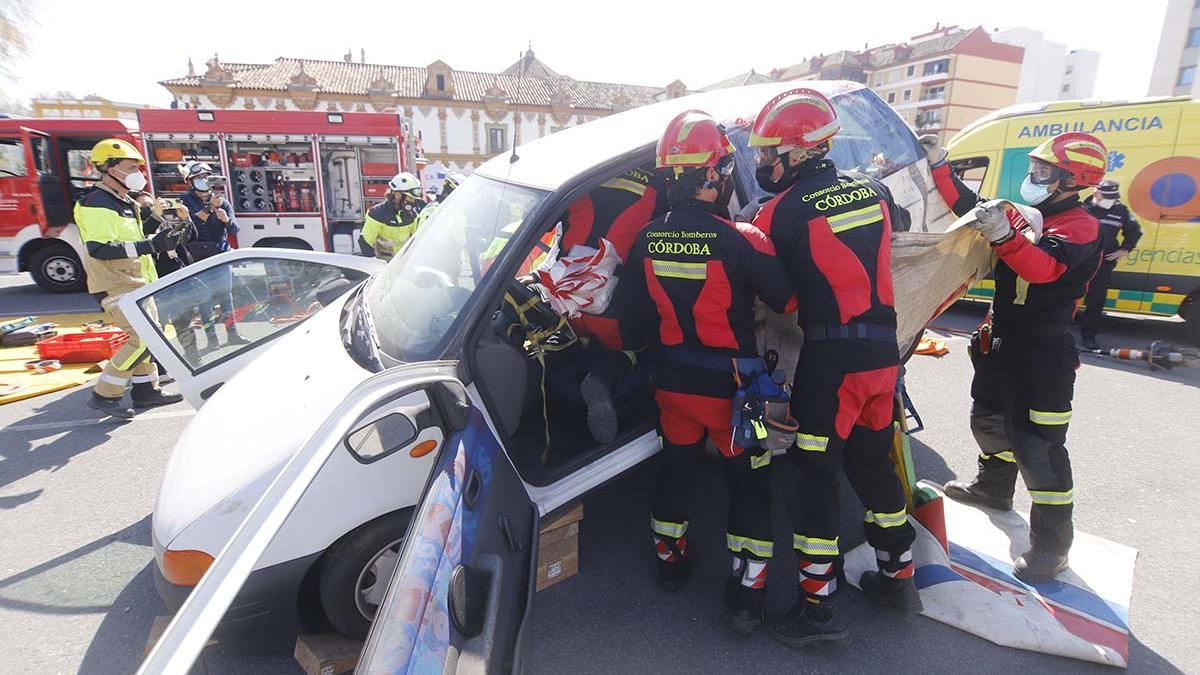 Bomberos de la Diputación de Córdoba durante un simulacro de un accidente de tráfico.