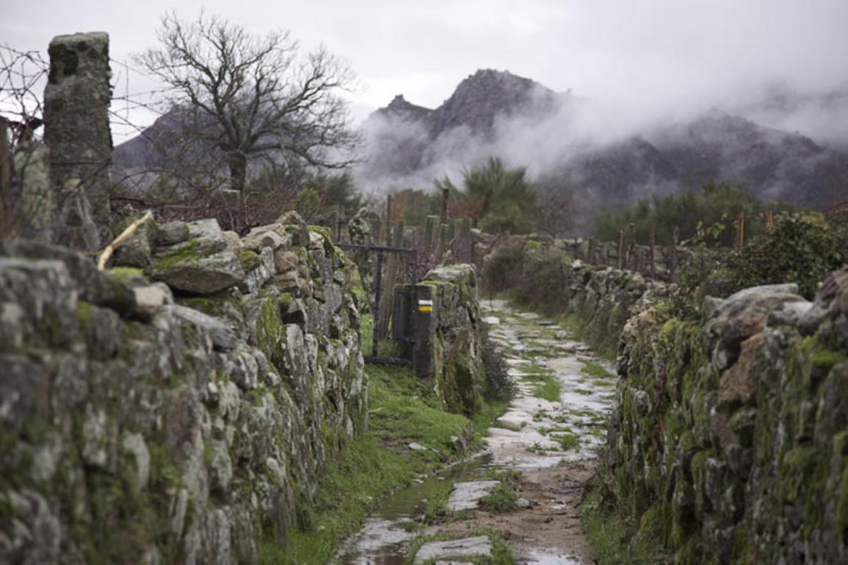 Esta localidad rodeada de montañas ofrece uno de los mejores paisajes del invierno gallego.