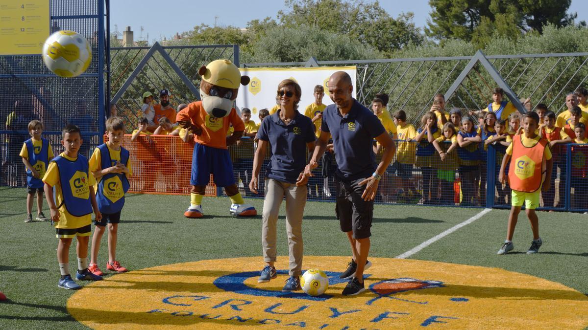 Pep Guardiola i Susila Cruyff, quan van inaugurar la pista dels Hostalets de Pierola, el 2019