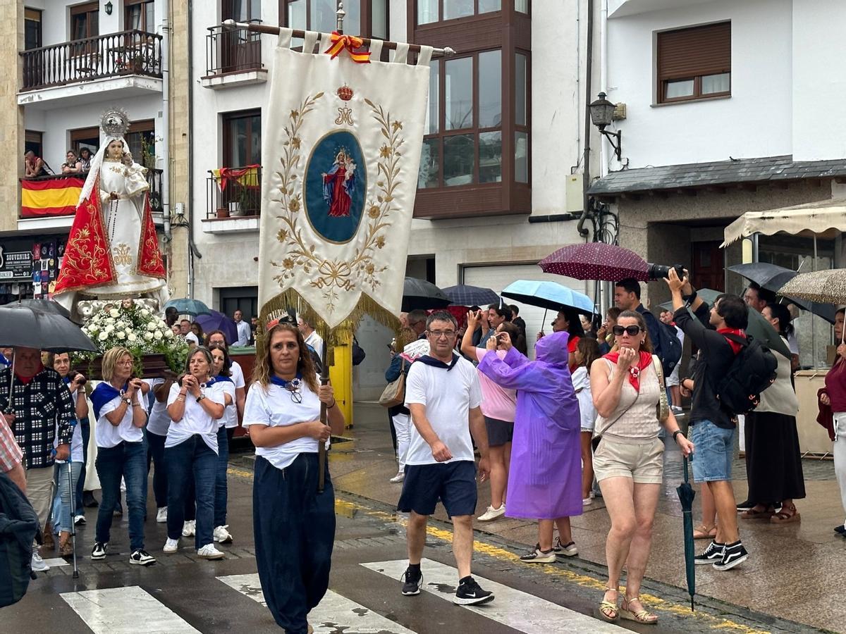 Las fiestas del Rosario de Luarca: emoción y alegría bajo la lluvia