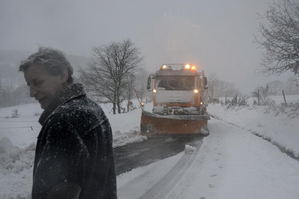 La nieve complica la circulación en las zonas altas de Ourense