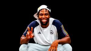 Guerschon Yabusele posando con la Liga Endesa