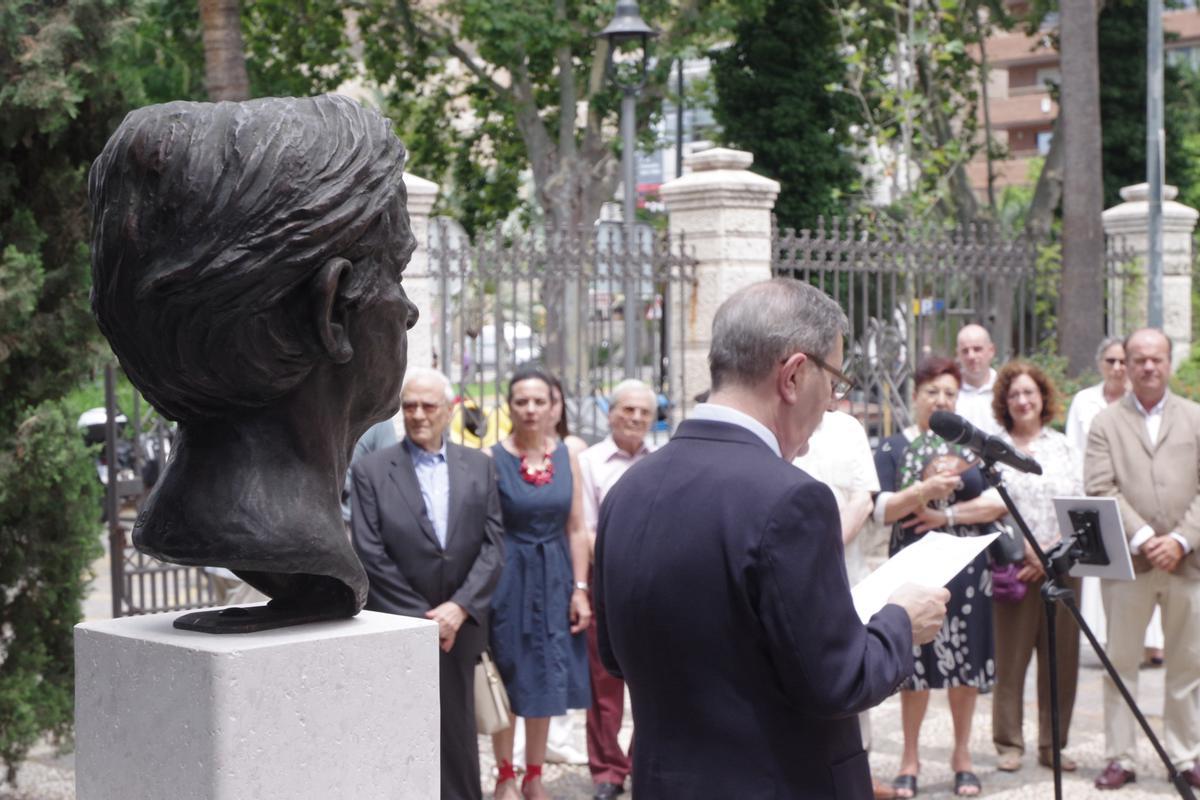 El Ayuntamiento instala un monumento en los jardines del Hospital Noble en reconocimiento al pintor Félix Revello de Toro