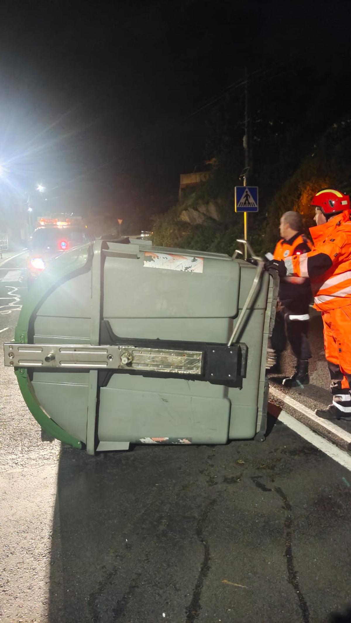 Trabajo de Protección Civil para liberar un vial.