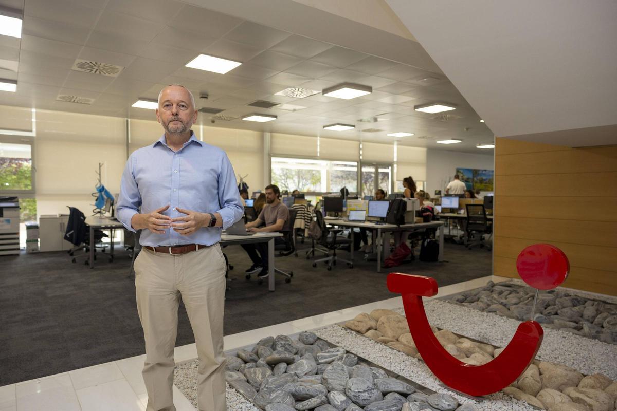 El directivo británico de TUI en las oficinas del grupo germano en el ParcBit, en Palma.