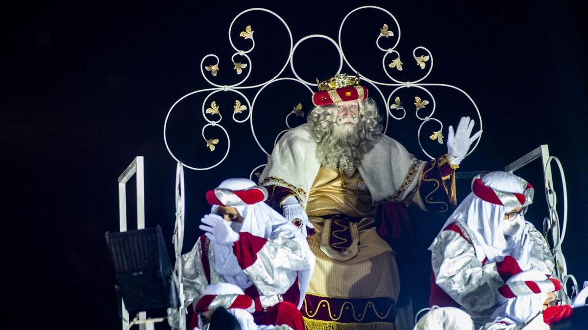 El rey Melchor, en su carroza durante el desfile.