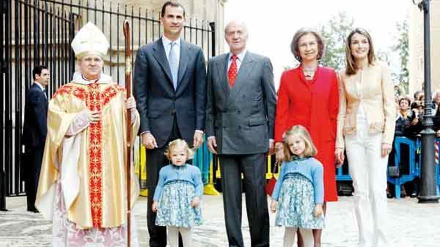 Monseñor Murgui, don Felipe, los Reyes y doña Letizia, con las infantas Sofía y Leonor