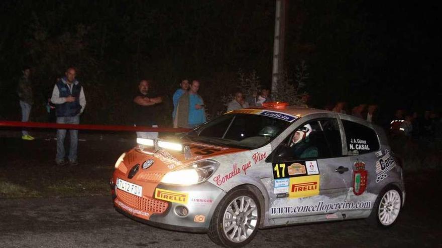 El Renault Clio de Toño Gómez, ayer en el tramo nocturno de Castro de Beiro. // Jesús Regal