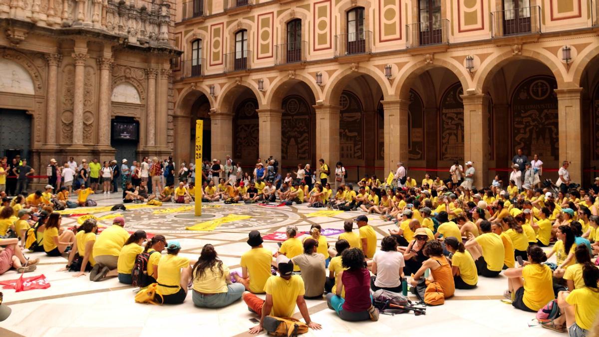 Asamblea insólita de docentes en la basílica de Montserrat