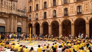 Assemblea insòlita de docents a latri de la basílica de Montserrat