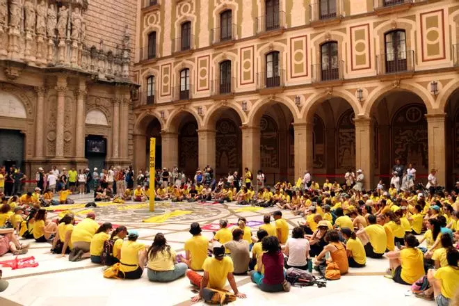 L'assemblea insòlita de docents a l'atri de la basílica de Montserrat, en imatges