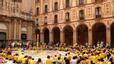 Els docents debaten el preacord d'Educació en una assemblea insòlita a l'atri de la basílica de Montserrat
