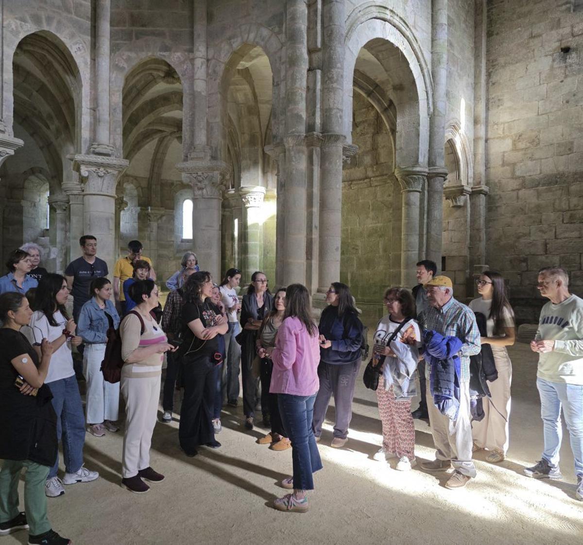 Viarum Dezae reúne a treinta personas en su visita a Carboeiro.