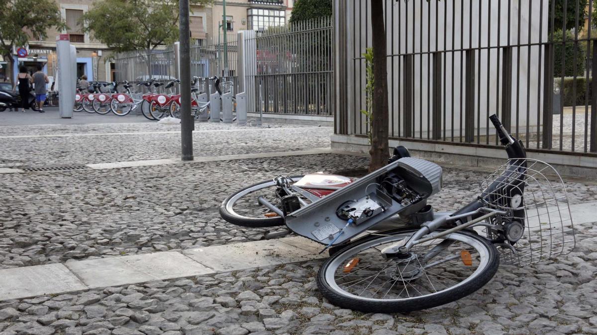 Los datos de vandalismo en las bicicletas de Sevici se han multiplicado en los últimos tres años. / José Luis Montero